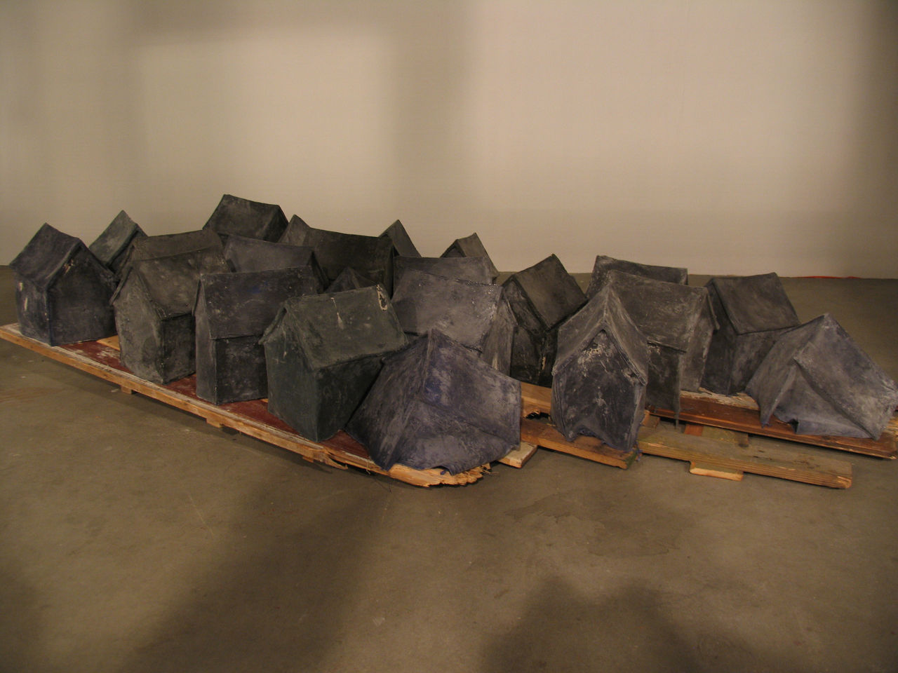 Photographic documentation of RYLLEGA Berlin ("Ich baue ein Haus auf dem Atlantik" by Gabriele Undine Meyer)